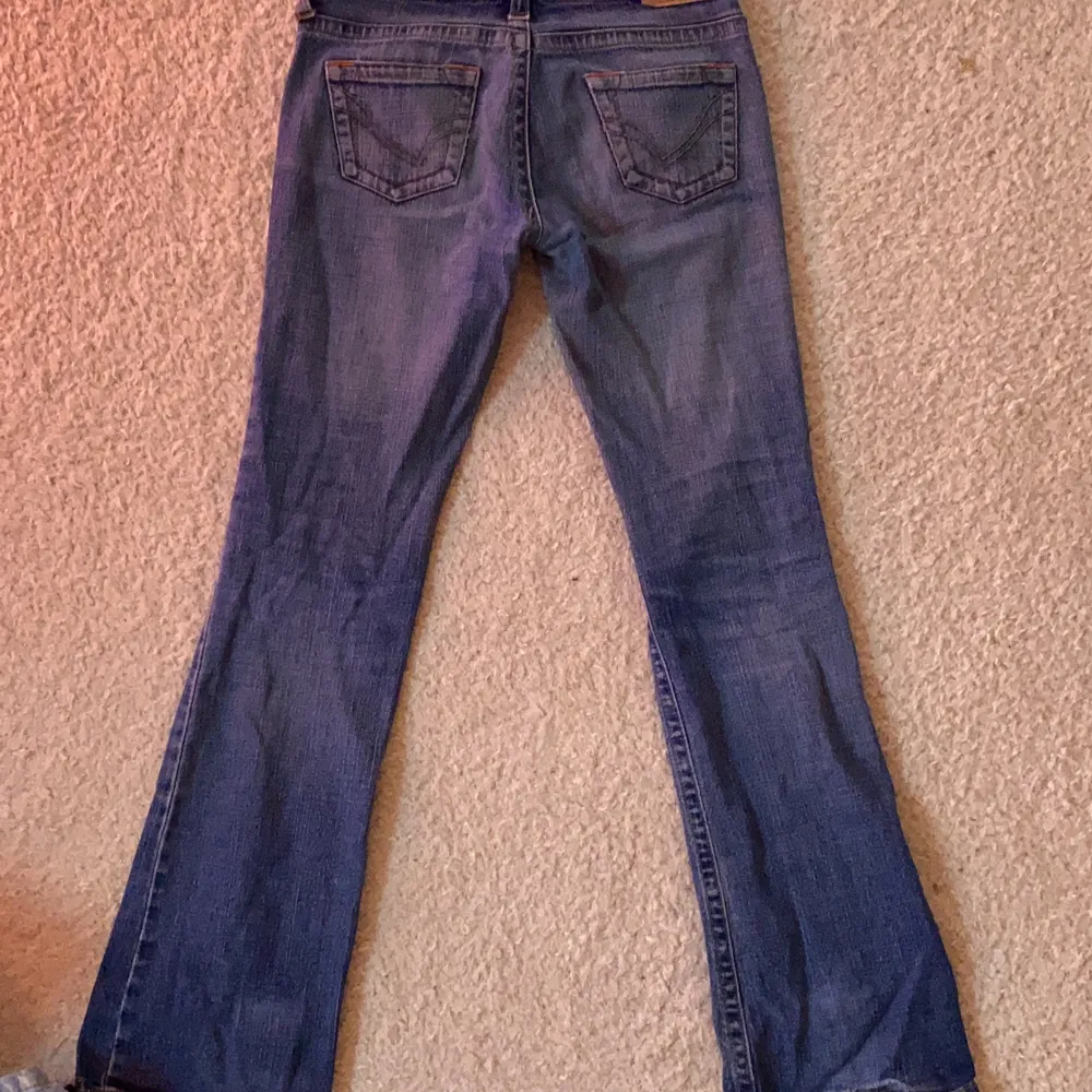 Snygga lågmidjade jeans! Passar perfekt på mig som är 170cm! Kan mötas upp på Södermalm!. Jeans & Byxor.