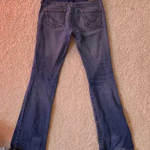 Snygga lågmidjade jeans! Passar perfekt på mig som är 170cm! Kan mötas upp på Södermalm!