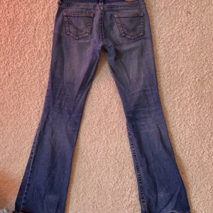 Lågmidjade jeans - Snygga lågmidjade jeans! Passar perfekt på mig som är 170cm! Kan mötas upp på Södermalm!