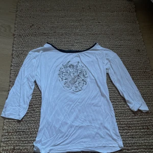 tröja me superfint tryck - en superfin tröja som är trekvartsärmad, SÅ fin till sommaren eller me bara ett par jeans 😍 köpte den här på PLICK men passar tyvärr inte mig :( den är lite skrynklig men kan såklart stryka den innan postningen 🤍