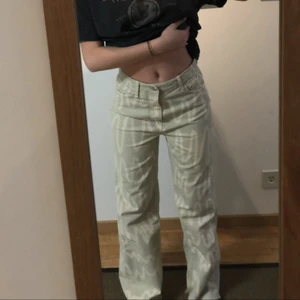 coola Jeans - Funderar på att sälja mina supersnygga jeans från Zara pågrund av att jag inte är helt kär i hur de sitter på mig. Köpta i storlek 36 men passar mig som är 34 lite oversized! Jeansen är använda en gång samt provade så de är fortfarande relativt i nyskick men inga defekter och jag är också ganska säker på att de är slutsålda!💞