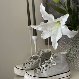 Grå converse - Converse chuck Taylor, strl 39, köpa för 900kr på zalando säljer för minst 500kr. säljer åt en vän <3