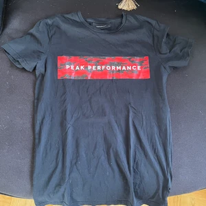 Peak Performance tröja - Säljer min Peak tröja då jag ej använder den. Använd men ej märkvärt så.(Hund i hemmet)