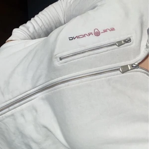 En äkta sali racing  - Dne är äkta men min mamma råka tvätta märket med klorin so de blev fade blandat med rosa/svart ❤️säljer den för 200+frakt storlek 170