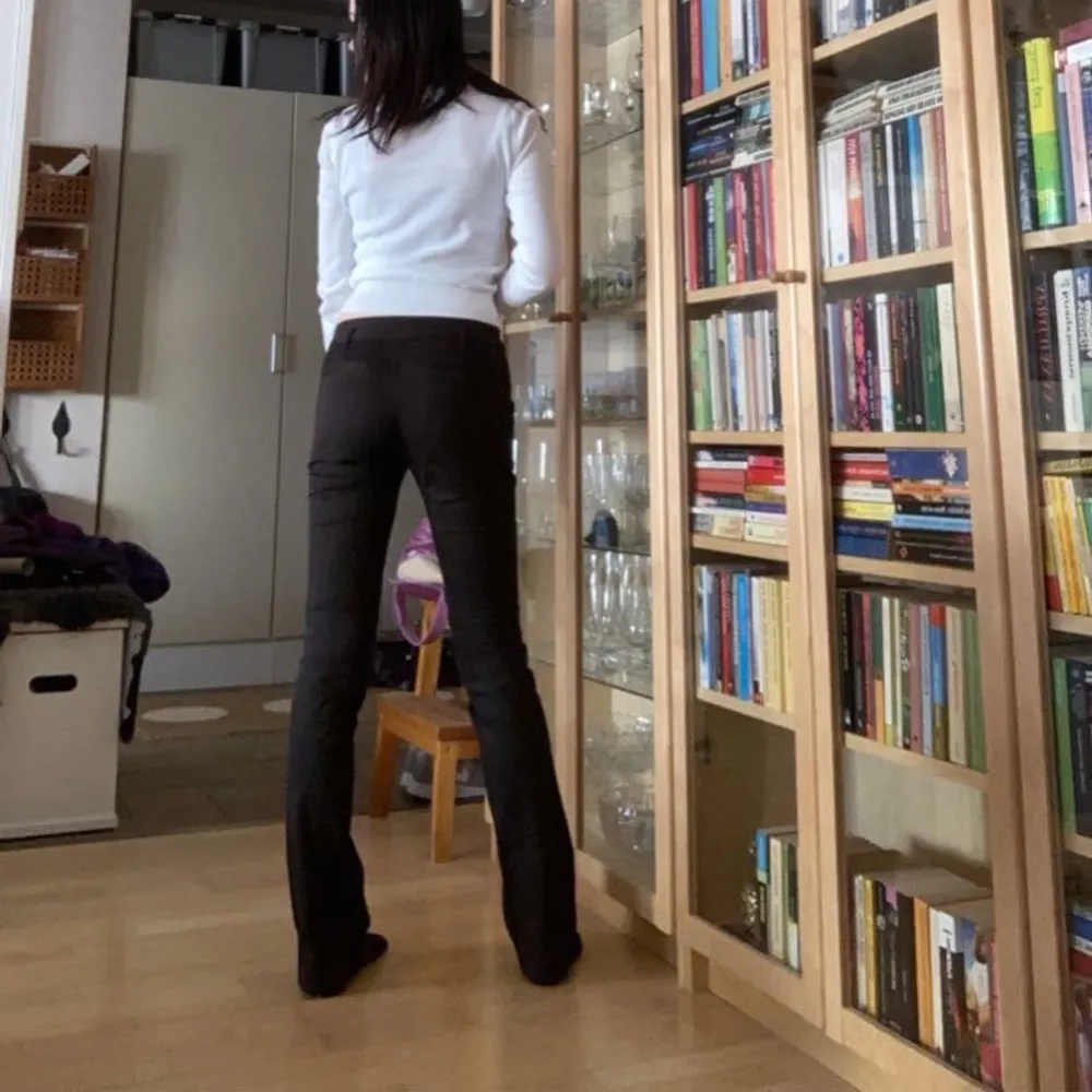 Svarta kostymbyxor från zara. Ger fin form och förlänger benen. Bra skick.💕. Jeans & Byxor.