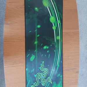 Lång Razer Musmatta - Säljer då jag aldrig spelar mer. Den är lite sliten. Nypris ligger runt 500kr