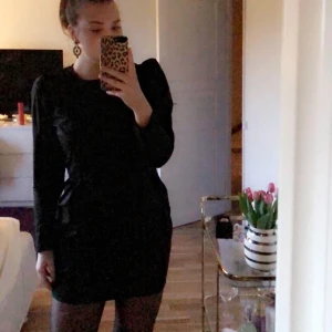 Festklänning  - NLY trend långärmad festklänning med puffarm, dekorativa veck framtill & en dragkedja baktill ✨ Använt ett fåtal gånger & säljer nu pga för kort för mig som är 178 lång! 🥰