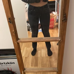 Ridbyxor  - Ridbyxor med märke horseclub. Sitter bra i midjan och på längden, (jag är 164). 