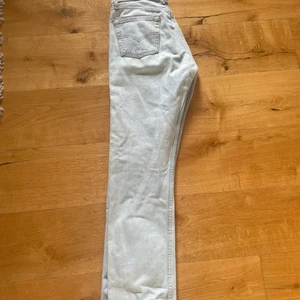 Levis jeans  - Säljer nu mina jätte fina Levis jeans! Då dom blivit för små. Lite lågmidjade,ljus blå. Använda fåtal gånger.  Jag är 166,passar mig bra bara att jag tycker att dom är lite för korta. Går precis under fotknölen. Skriv pm/dm för mer info & pris kan diskuteras. ❤️