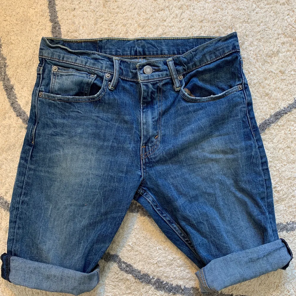 Levi’s jeans som är klippta till shorts. Sparsam användning på dessa, de är även mycket längre än vad ni ser på bilden! . Shorts.