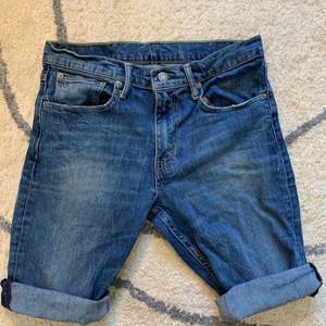 Levi’s jeans som är klippta till shorts. Sparsam användning på dessa, de är även mycket längre än vad ni ser på bilden! 