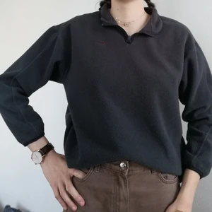 Nike fleece. Size XL, EU : 164-176 - Nice warm fleece. It is a dark grey with a red Nike symbole. A bit short on me since I'm 184cm 