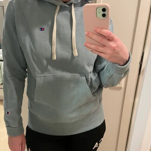 Champion hoodie - Fin dov turkos hoodie från Champion i storlek L man, men använd av mig (kvinna) se passform bilder. Skulle säga att den är ganska lite i storleken. I fint skick säljes pga garderobsrensning ✨ skriv gärna om du har några frågor 