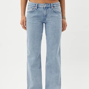 Weekday arrow jeans - Säljer dessa supefina ljusblåa arrowjeansen ifrån weekday💕 Dem är helt slutsålda och så populära! Knappt använda då säljer för att de är lite för små runt höfterna⚡️ storlek w28/l32, passar perfekt för s-m! Kom privat för fler bilder!💕 obs sålda!⚡️