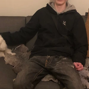 Haglöfs goretex jacka svart storlek S - en haglöfs jacka jag köpte för 2700 på intersport, den har goretex och är i bra skick, köpte den i höstas, kontakta för fler bilder eller andra funderingar😁👍
