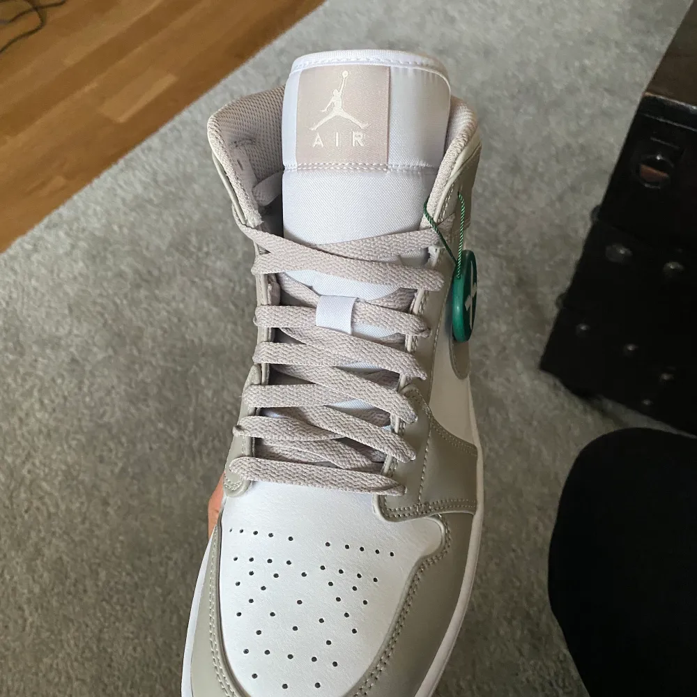 Helt nya Jordan 1 Mid Linen. I storlek 43. Super snygga. Verifierade av stockx och har deras logga kvar. Pris brukar ligga mellan 2500-3000 beroende på storlek. Kapa medans du kan. Skor.