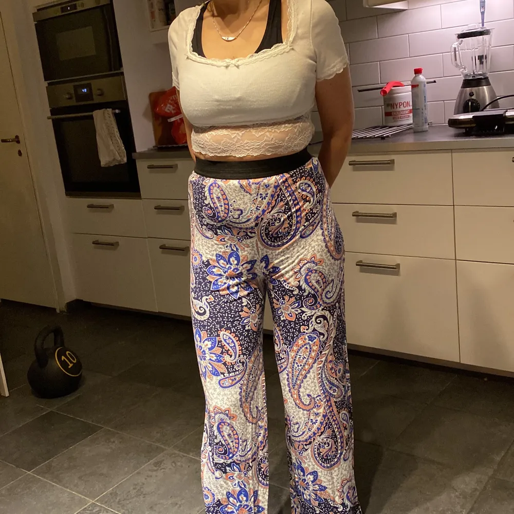 Tack till min mamma som va modell 💜 super fina och Flowiga byxor med fina mönster strl 36 . Jeans & Byxor.