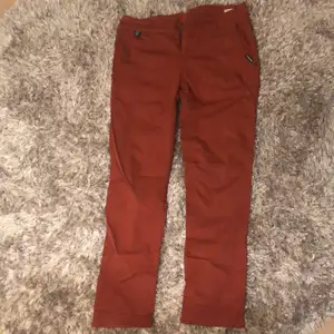 Ett par röd/orange jeans i strl M. De är ifrån Maloja. Om du har några fler frågor är det bara att skriva:)