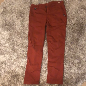 Ett par jeans i strl M - Ett par röd/orange jeans i strl M. De är ifrån Maloja. Om du har några fler frågor är det bara att skriva:)