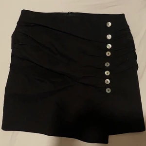 Svart veckad kjol från zara - Superfin svart veckad kjol från zara. Helt ny och oanvänd. Skulle säga att den är mindre i storleken. Finns inte kvar längre på hemsidan💕