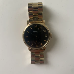 Klocka matc jacobs DAM - svart och guld klocka i nyskick från marc jacobs. Hämtas i hallonbergen, prutbart pris vid snabb affär.