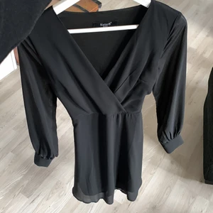 Klänning från Sisters point - En svart klänning från Sisters point i storlek S som endast är använd en gång så den är i helt nyskick, klänningen har snörning som man knyter i ryggen så man själv kan bestämma hur den ska sitta i midjan! 275 + 66 kr frakt💞 