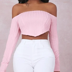 Top storlek M - För kort för mig. Skulle säga att den känns som S. Aldrig använd. 