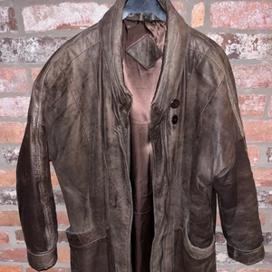 Skinnjacka vintage - Vintage skinnjacka. Ganska gammal vilket gör den sååå cool. Tyvärr är den alldeles för stor för mig. Axelvaddarna är borttagna. Hör av dig vid frågor.