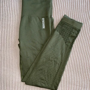 Gymshark energy + seamless M - Gymshark tights i en militärgrön färg. Väldigt sköna, snygga och är i ett mycket bra skick! True to size. 