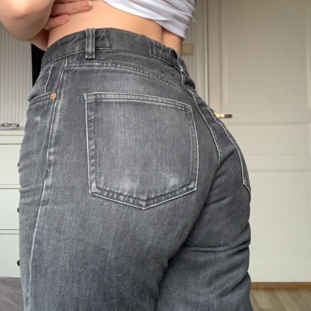 Säljer min supersnygga Yoko jeans från Monki då dom tyvärr är för korta för mig🙏:/ De har små slitningar längst ner på bakre byxbenen, därav priset!☺️❤️  OBS köparen står för frakt. Jeans & Byxor.