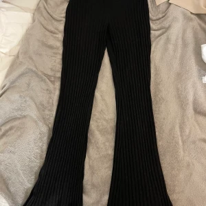 Byxor med slits  - Säljer dessa då det inte kommer till andvändning längre. Andvända men i fint skick 🎉