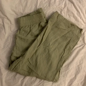 Linnebyxor  - Så så fina gröna linnebyxor!!! Jättesköna vida!! Älskar dessa men används inte längre :(( passar m-l