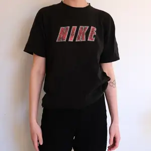 Nike T-shirt, köpt second hand, står xl i tröjan men skulle säga att den snarare är som en Medium