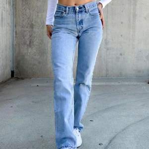  ljusblåa Levis jeans i modellen 501, medelhög midja. Kan skicka egna bilder om det önskas. W26 L29