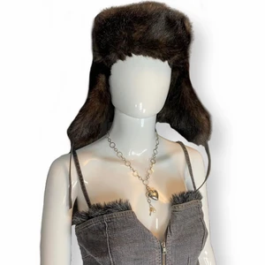 Mössa - Mörkbrun vintage varm vinterhatt i fint skick ! Osäker på om det är äkta päls. Spårbar fri frakt! 