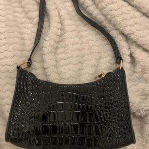 Svart väska - En super fin svart axelväska som har använts några gånger är i bra skick.