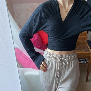 Omlottkofta  - Supersöt omlottkofta som passar till allt! Storleken går att justera med knytningen, smickrande passform😍