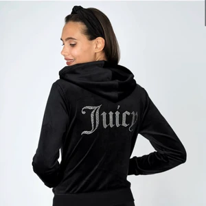 svart juicy tröja - svart juicy tröja med stenar i storlek S, byter helst mot en vanlig svart juicy kofta i storlek S eller säljer denna 