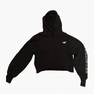 En svart cropped hoodie från Hollister storlek: S