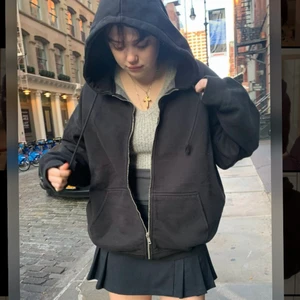 Zip-up hoodie - En svart oversized hoodie från brandy Melville. Jätte bra kvalitet och väldigt tjockt material.