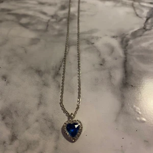 Halsband - Ett fint halsband i silver med ett hjärta