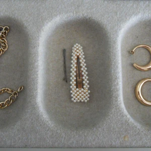 Tre smycken i guld och pärl färger - Säljer alla dessa i ett set. En hårklämma, ett armband och ett par hoop örhängen.