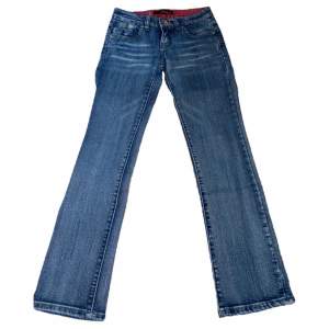 lågmidjade flare jeans från t&m jeans. jättefina men tyvärr lite för korta för mig och därför säljer jag! skulle säga att dom passar nån som är ca. 160! midjemåttet är ca. 70cm. skriv vid fler frågor!!💖 (bilderna är lånade från förra ägaren)