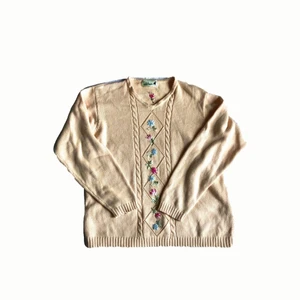 Stickad grandpa sweater med blommor - Supergosig stickad beige tröja med broderade blommor på. Aldrig använd för tyckte inte den passade min stil riktigt. Påminner lite om rorys sweater från ”Gilmore girls”✨ 