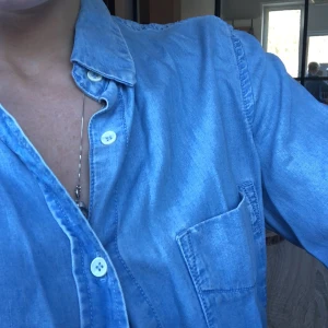 Så fin jeansskjorta från MNG stl S 🤍 - Jeansskjorta från Mango stl S 🤍 så mjuk och skön!