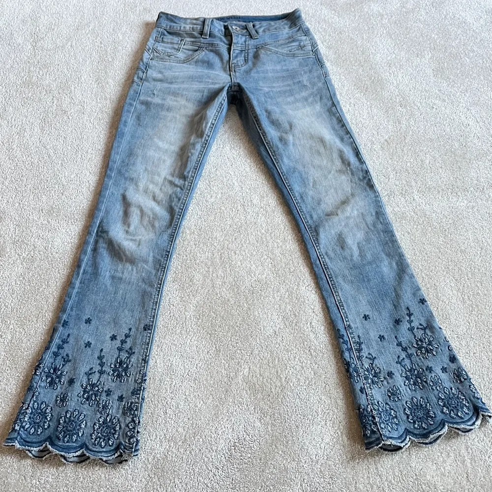Assnygga lågmidjade Cream jeans med supercoola detaljer!!⚡️🎸 Storlek: XS!! Pris kan diskuteras!!. Jeans & Byxor.