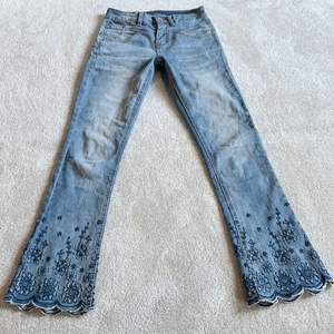 Assnygga lågmidjade Cream jeans med supercoola detaljer!!⚡️🎸 Storlek: XS!! Pris kan diskuteras!!