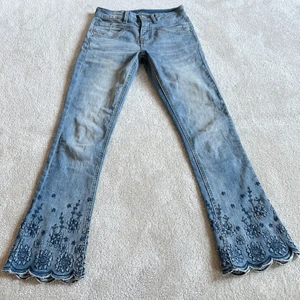 Assnygga Lågmidjade Cream Jeans⚡️🎸 - Assnygga lågmidjade Cream jeans med supercoola detaljer!!⚡️🎸 Storlek: XS!! Pris kan diskuteras!!