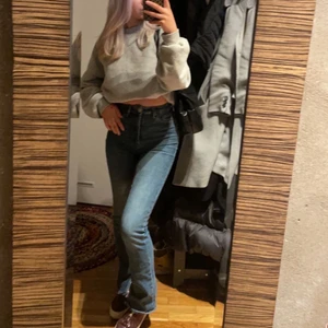 Blåa jeans med slits - Fina blåa jeans med slits längst ner💗 strl xs