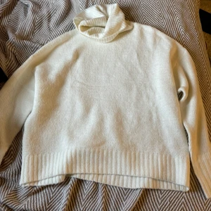 Vit stickad tröja - Fin stickad tröja med polokrage från Lager 157 i storlek M.            Pris 95kr + frakt🤍